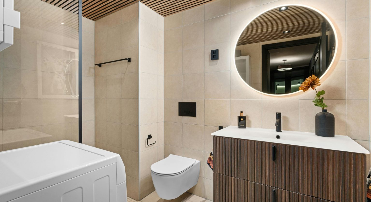 Bathroom renovations Manhattan showcase sleek fixtures and stylish decor in a modern setting